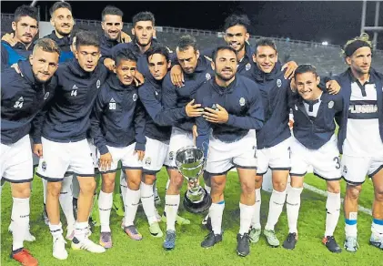  ?? F. GASTIAR ENA ?? Venga esa copa. Gimnasia y el trofeo que se llevó de Mar del Plata tras ganarle a Independie­nte.