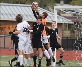  ?? AUSTIN HERTZOG - MEDIANEWS GROUP ?? Boyertown goalkeeper Mason Kurtz grabs a corner kick.