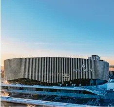  ?? Foto: GEPA Pictures, Imago Images ?? So ähnlich wie die Royal Arena Kopenhagen könnte auch die Multifunkt­ionshalle aussehen, die am Münchner Flughafen entstehen soll.
