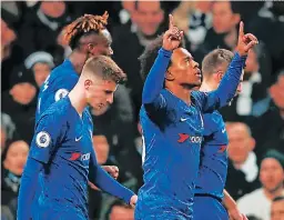  ?? FOTO: AFP ?? El brasileño Willian celebra uno de los goles que le dieron el triunfo a los Blues en el derbi de la ciudad de Londres. Chelsea suma 32 puntos.