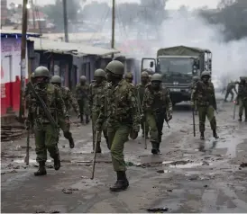  ?? Bild: DARKO BANDIC/TT ?? ÖPPNADE ELD. Kenyanska poliser sköt ihjäl en demonstran­t i Nairobis slum.