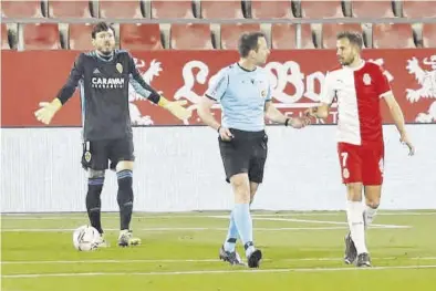  ?? ANIOL RESCLOSA / DIARI DE GIRONA ?? Cristian protesta a López Toca mientras este dialoga con Stuani.