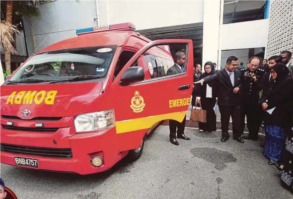  ?? PIC BY SADDAM YUSOFF ?? Forensics specialist Dr Ahmad Hafizam Hasmi enacting the events leading to fireman Muhammad Adib Mohd Kassim’s injuries at the Shah Alam court complex yesterday.