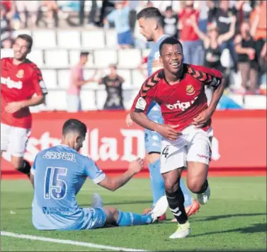  ??  ?? ALEGRÍA. Uche festeja el tanto que logró la pasada temporada ante el Girona en el Nou Estadi.