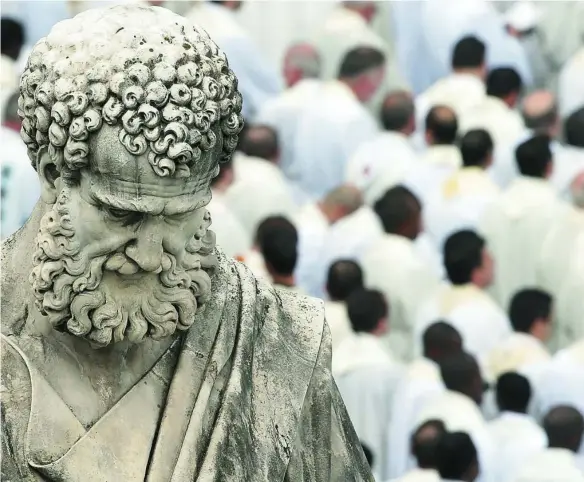  ??  ?? Vista de la Estatua de San Pedro durante un acto en Roma protagoniz­ado por el Papa