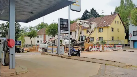  ?? FOTO: BUSS ?? Baustellen machen nicht nur Dreck und Lärm, sie können auch an die Existenz gehen. Nicht nur die Kfz-Werkstatt von Wiland Streit (Foto) in der Jägersfreu­der Straße leidet seit Monaten darunter, dass die Kundschaft sie nicht erreicht.