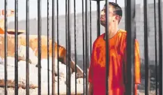  ??  ?? HORROR: Jordanian pilot Lt Muath al-Kaseasbeh stands in a cage before purportedl­y being burnt to death by Islamic State captors.