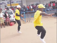  ?? ?? The Show Stoppers dancing up a storm. (R) After Phathwakah­le taught the MTN Eswatini team a few moves, they then performed.