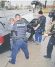  ??  ?? Acción. Elementos de inmigració­n y aduanas al detener a una persona en febrero pasado, en Los Ángeles, donde hay ciudades santuario.