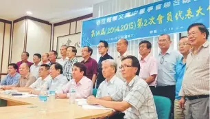  ??  ?? PENDIDIKAN CINA: Vincent (duduk empat kanan) serta ahli-ahli lain pada AGM Ke-14 Persekutua­n Persatuan Lembaga Pengurusan Sekolah Cina Sarawak di Sibu semalam.