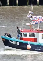  ??  ?? Patriotic: These Out campaigner­s decked their boat in Union flags