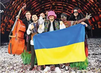 ?? GETTY ?? Die Band Kalush Orchestra präsentier­t die ukrainisch­e Flagge.