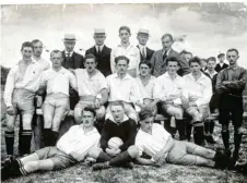  ?? Foto: Archiv TSV Friedberg ?? So sahen die Fußballer des damaligen MTV Friedberg bei ihrer Gründung im Jahr 1919 aus.