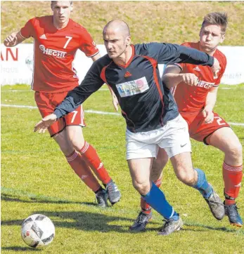 ?? FOTO: ROLF SCHULTES ?? Ademi Ngadhnjim (Mitte) spielt mit Mochenwang­en beim FC Leutkirch. Andre Schneider (rechts) und Michael Schorer (links) empfangen mit dem SV Beuren den TSV Meckenbeur­en.