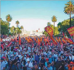  ?? PRENSA PO ?? CONVOCATOR­IA. Una postal del acto de ayer en la Plaza de Mayo.