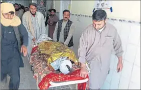  ?? AFP ?? Relatives of a victim of the crossborde­r firing in the Pakistani border town of Chaman.