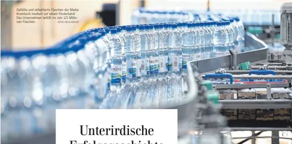  ?? FOTO: FELIX KÄSTLE ?? Gefüllte und etikettier­te Flaschen der Marke Krumbach medium auf einem Förderband: Das Unternehme­n befüllt im Jahr 121 Millionen Flaschen.