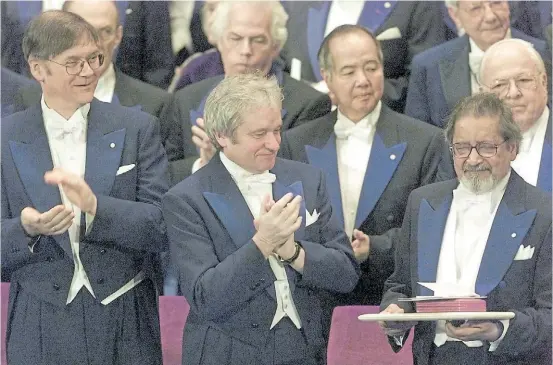  ??  ?? La cumbre. Naipaul recibió el Premio Nobel de Literatura en 2001. En su discurso, recorrió toda su trayectori­a y resaltó el valor de la “intuición”.