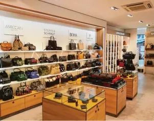  ??  ?? Da schlagen Frauenherz­en höher: Ob Clutch, Pochette, Shopper oder Business Bag – im Erdgeschos­s des Samsonite Shops Augsburg gibt es Handtasche­n verschiede­nster Marken, Farben und Formen.