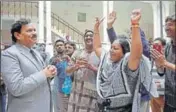  ?? SAMEER SEHGAL/HT ?? Hindu pilgrims from Pakistan rejoice after Congress legislator Raj Kumar Verka (L) delivers to them the visa extension papers, at Amritsar’s Durgiana Temple on Friday.