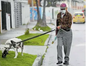  ?? AFP ?? Quienes tengan mascotas podrán sacarlas al parque durante 20 minutos.