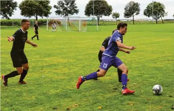  ?? Foto: Marcus Angele ?? Walkertsho­fens Kapitän Stefan Maier (lila Trikot) ist für das Team eine wichtige Stütze und traf beim klaren 6:1 gegen Ustersbach gleich viermal. An diesem Wochenende darf er spielfrei seine Beine hochlegen.