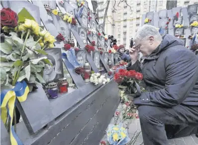 ?? Genya Savilov / AFP ?? El expresiden­te ucraniano Petró Poroshenko, ante el monumento a las víctimas del Maidán.