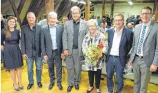  ?? FOTO: VERA STILLER ?? Zur Freude von Christina Milz (MK Amtzell, links) und Bürgermeis­ter Clemens Moll (rechts) bestritten sie den Talk im Schloss (von links): HansPeter Christoph, Oliver Albrecht, Uwe Stürmer, Annette Schavan und Heiner Vaut.