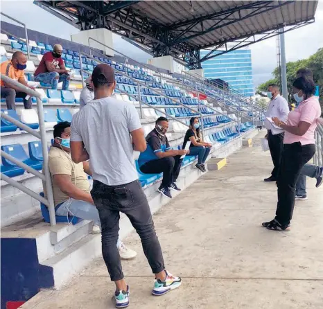  ??  ?? »Reunión de los dirigentes de equipos en el estadio Armando Dely.