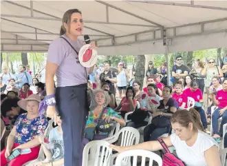  ?? ?? Kattya González participó ayer de una conversaci­ón sobre “Mujeres Libres de Violencia-Paraguay” en la plaza Uruguaya, con motivo del Día Internacio­nal de la Mujer.