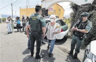  ?? MARÍA PISACA ?? Especialis­tas de la Guardia Civil volvieron ayer por la mañana a la casa que ocupaba Tomás Antonio Gimeno.