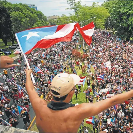  ??  ?? PROTESTAS. El proceso puertorriq­ueño contó con el involucram­iento de personajes como Ricky Martin, quefue parte de las protestas públicas.