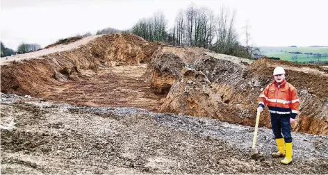  ?? FOTOS (2): SCHÜMMELFE­DER ?? Projektlei­ter Joachim Korn zeigt die künftige Trasse der Regiobahn. Es muss viel Erde bewegt werden.