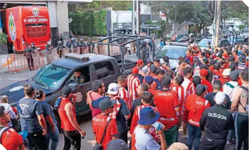  ?? ?? Decenas de fanáticos aguardaron la salida de Chivas en el hotel de concentrac­ión, pero no fueron tomados en cuenta.