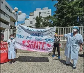  ??  ?? Des soignants manifesten­t pour demander plus de moyens, à Paris, jeudi.