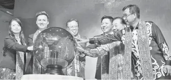  ??  ?? ABANG JOHARI (tiga kiri) merasmikan Sidang Kemuncak Perniagaan JCI Malaysia 2018 disertai Wong (dua kanan), Abdul Karim (kanan) serta (dari kiri) Irene, Chew dan Marc.