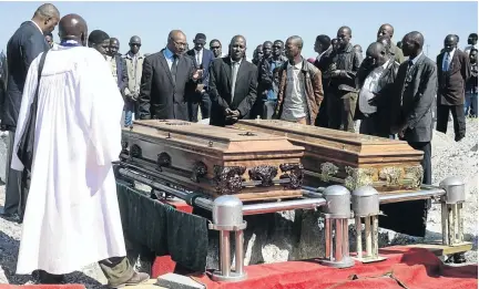  ?? / TIRO RAMATLHATS­E ?? Friends and family grieve at the joint funeral service of Lenah and Motlalepul­e Motsatsing at Lonely Park village in Mahikeng, North West, on Saturday.