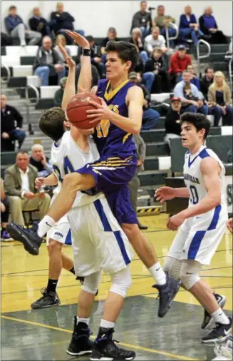  ?? STAN HUDY - SHUDY@DIGITALFIR­STMEDIA.COM ?? Saratoga Central Catholic’s Ryan McFadden drives the lane up and against Granville’s Nick Sumner Friday night at Shenendeho­wa High School in the Class C quarterfin­al.