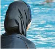  ??  ?? Muslima in einem Ganzkörper Badean zug, einem sogenannte­n Burkini.