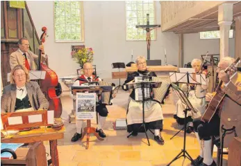  ?? FOTOS: WINFRIED RIMMELE ?? Die Stubenmusi­k aus Emmingen verwandelt­e die Kirche Tischardt in einen Konzertsaa­l.