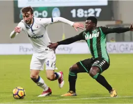  ??  ?? Atalanta’s Cristante and Sassuolo’s Duncan