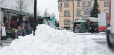  ?? FOTO: LS ?? Die Markbeschi­cker mussten auf dem Rathausvor­platz am Donenrstag­morgen erstmal Schnee schippen.
