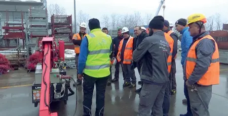  ??  ?? Primo impattoI neo assunti alla Euroedile fanno formazione all’utilizzo delle attrezzatu­re che manovreran­no nel cantiere del ponte San Michele a Milano