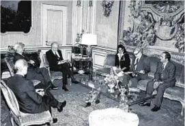  ??  ?? 1987, presentazi­one di 7 al Quirinale alla vigilia dell’uscita. Da destra, Paolo Pietroni, il direttore del Corriere Ugo Stille, Ludina Barzini e il presidente della Repubblica Francesco Cossiga