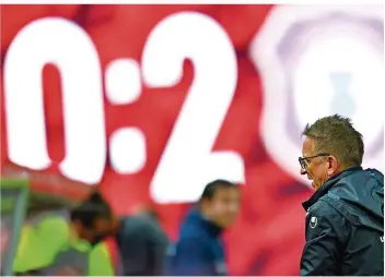  ?? FOTO: UWE ANSPACH/DPA ?? 0:2 gegen Erzgebirge Aue vor einer Minuskulis­se im Fritz-Walter-Stadion – das Ende der Amtszeit von Cheftraine­r Norbert Meier (rechts) beim FCK war absehbar. Die Suche nach einem Nachfolger hat begonnen.