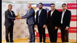  ?? ?? (LtoR): Akash Passey, President, Bus Division, VECV receiving the trophy from Rajat Kataria, Head (OE & Inst. Business), Ruchir Mathur, Group Manager – Product Marketing – M&HCV(APMEA) and Abhishek Dawar – Product Manager (APMEA) – LCV at Apollo Tyres Ltd.