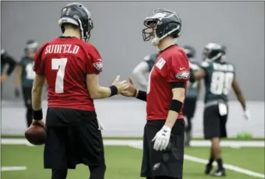  ?? MATT ROURKE — THE ASSOCIATED PRESS ?? Nick Foles greets backup quarterbac­k Nate Sudfeld at the beginning of Thursday’s practice.