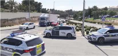  ??  ?? Police and Guardia Civil control point on the Benidorm-La Nucía road at the weekend