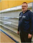  ??  ?? Marktleite­r Stefan Klaus vor den leeren Regalen im alten Supermarkt.