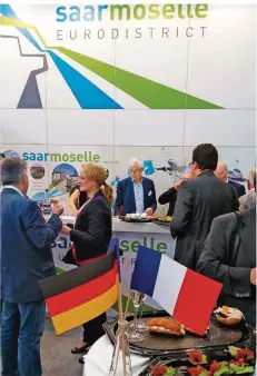  ?? FOTO: SPONTICCIA ?? Deutsch-französisc­he Freundscha­ft demonstrie­rt der Stand der Region Saar-Moselle Eurodistri­ct auf der Hannover Messe.